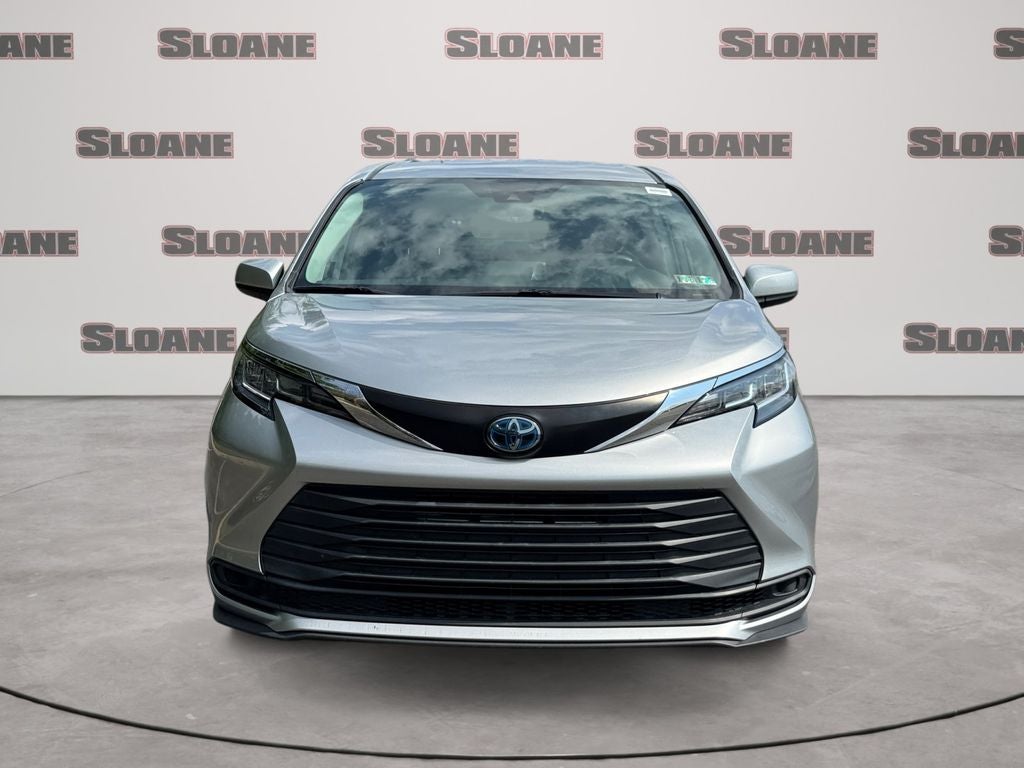 2022 Toyota Sienna LE 8 Passenger
